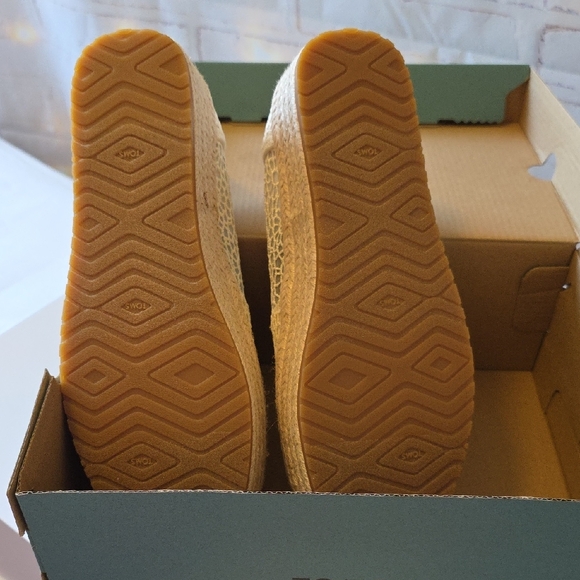 TOMS Cream Crochet Platform Espadrille Slip-On Shoes - Picture 2 of 10